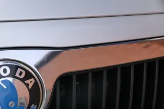 Fabia 6Y Zeichen Kühlergrill Grill Gitter 6Y0853668 silber grau LF7T Logo - Bild 5