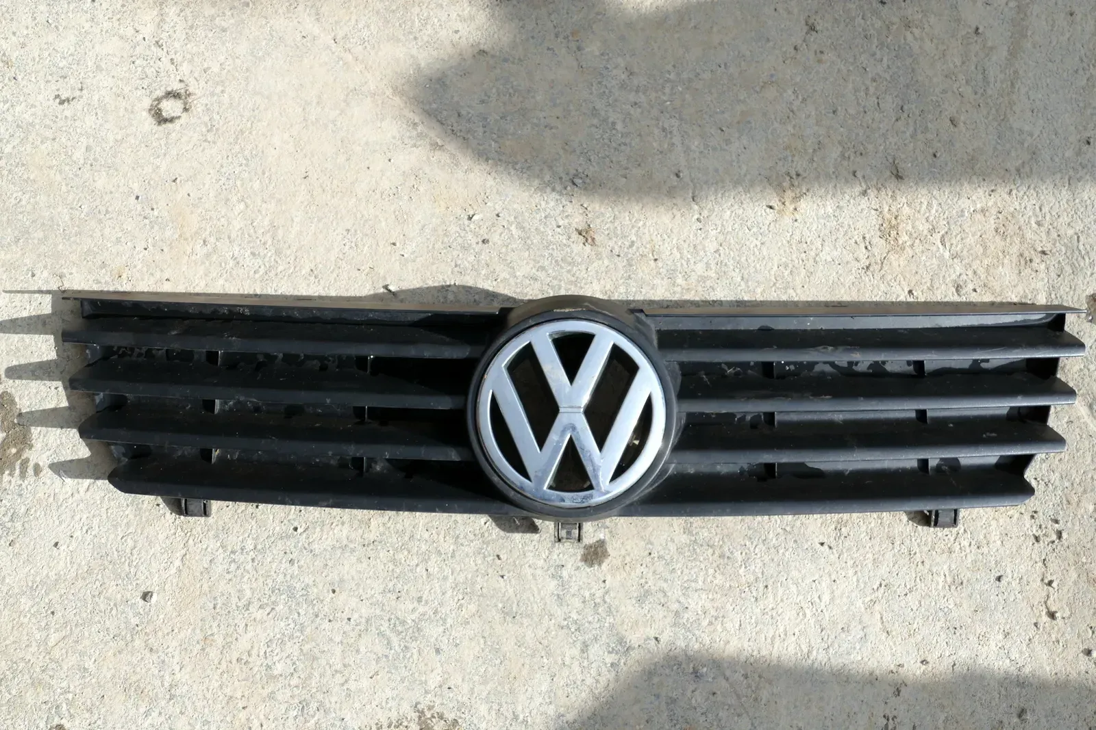 VW Polo 6N2 VW Zeichen Kühlergrill Grill schwarz - Bild 1