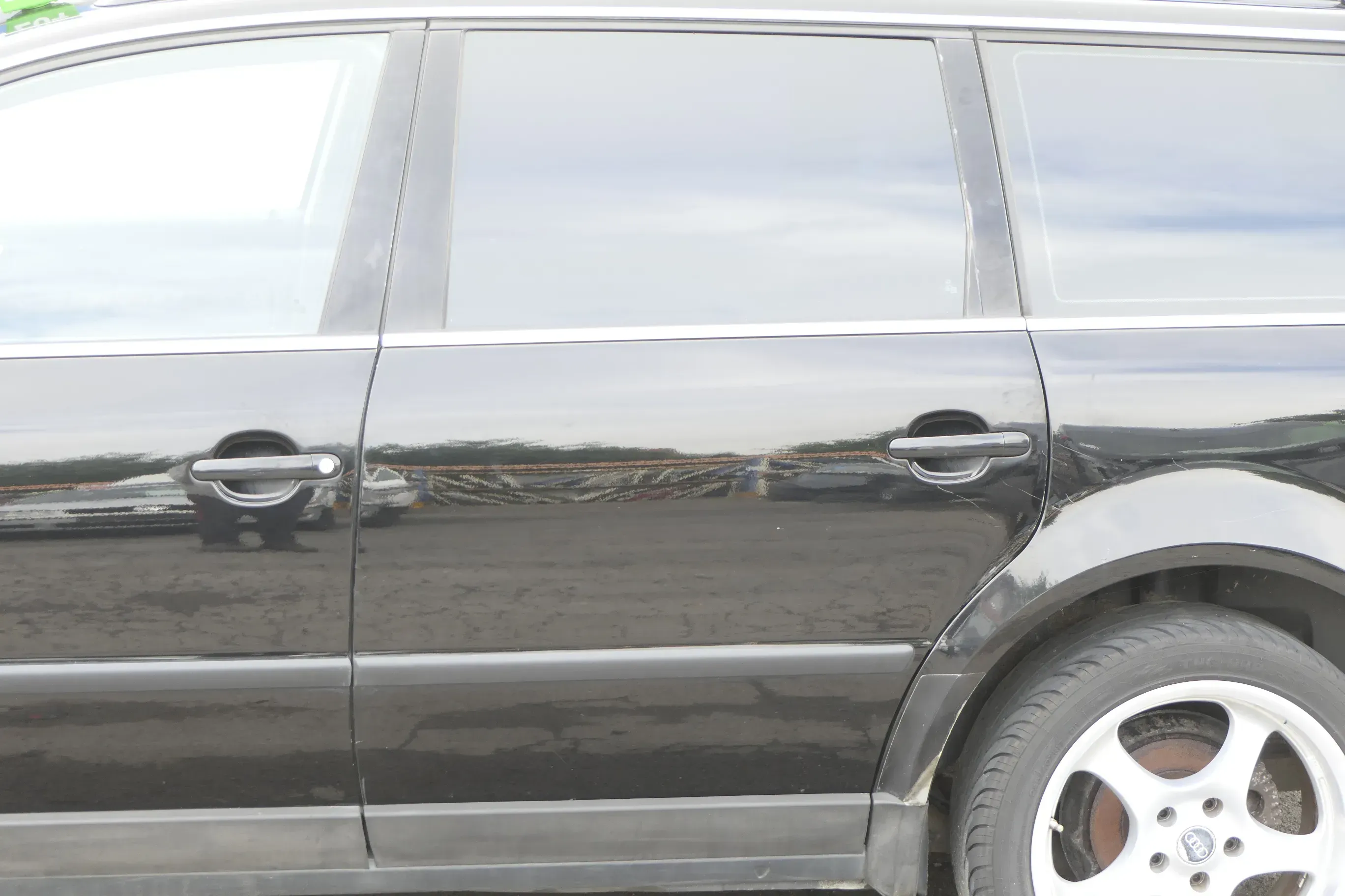 VW Passat 3B 3BG Kombi Variant Tür hinten links schwarz L041 blackma mit Scheibe - Bild 1