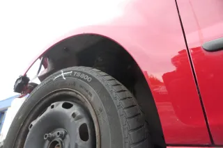 VW Fox Kotflügel vorne links rot LY3D - Bild 2