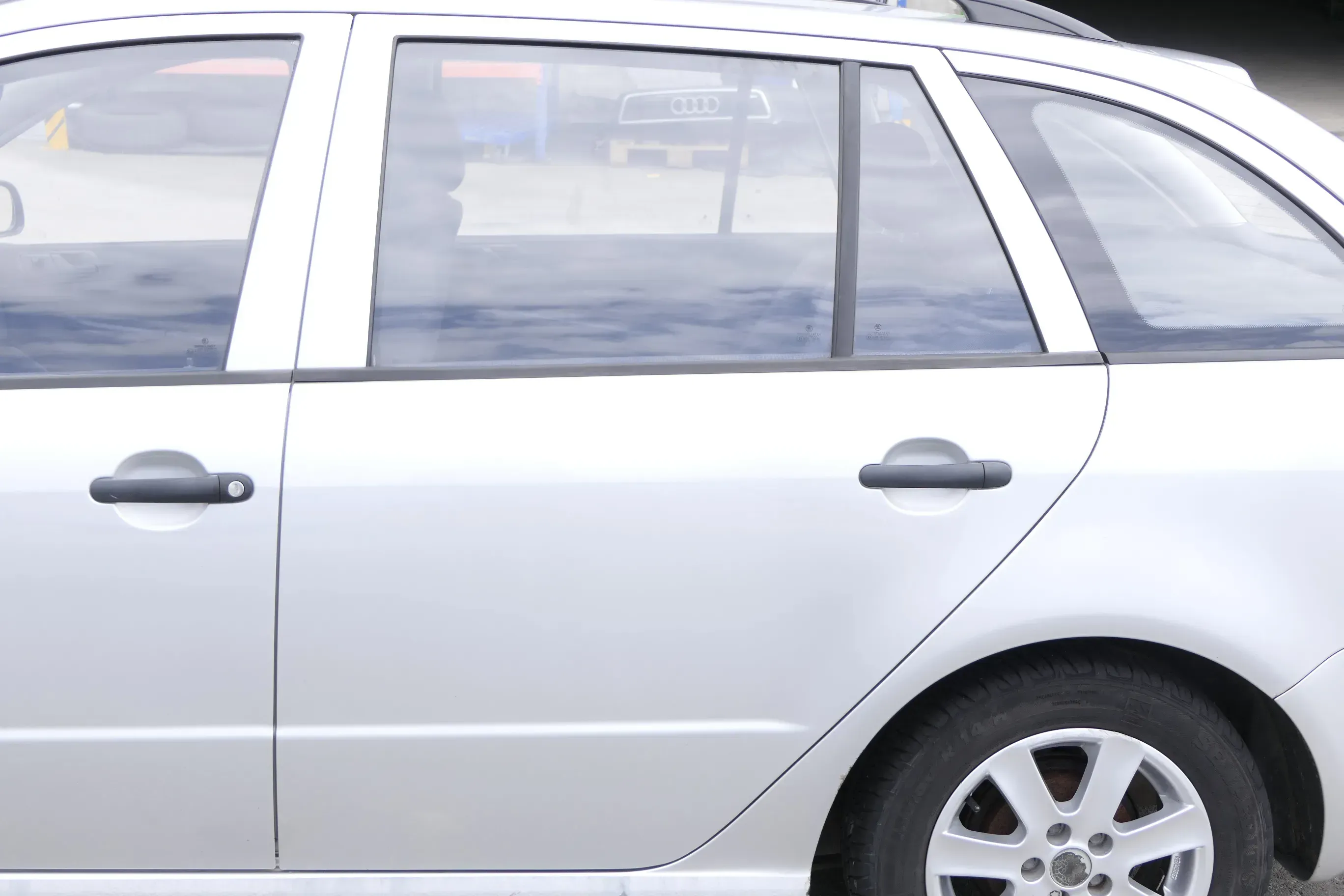 Fabia 6Y Combi Variant Kombi Tür hinten links grau silber LF7T ohne Anbauteile - Bild 1