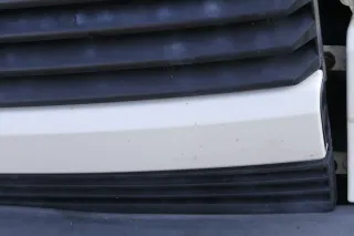 VW T4 kurze Version Grill Kühlergrill VW Zeichen Logo weiß 701853653 - Bild 5