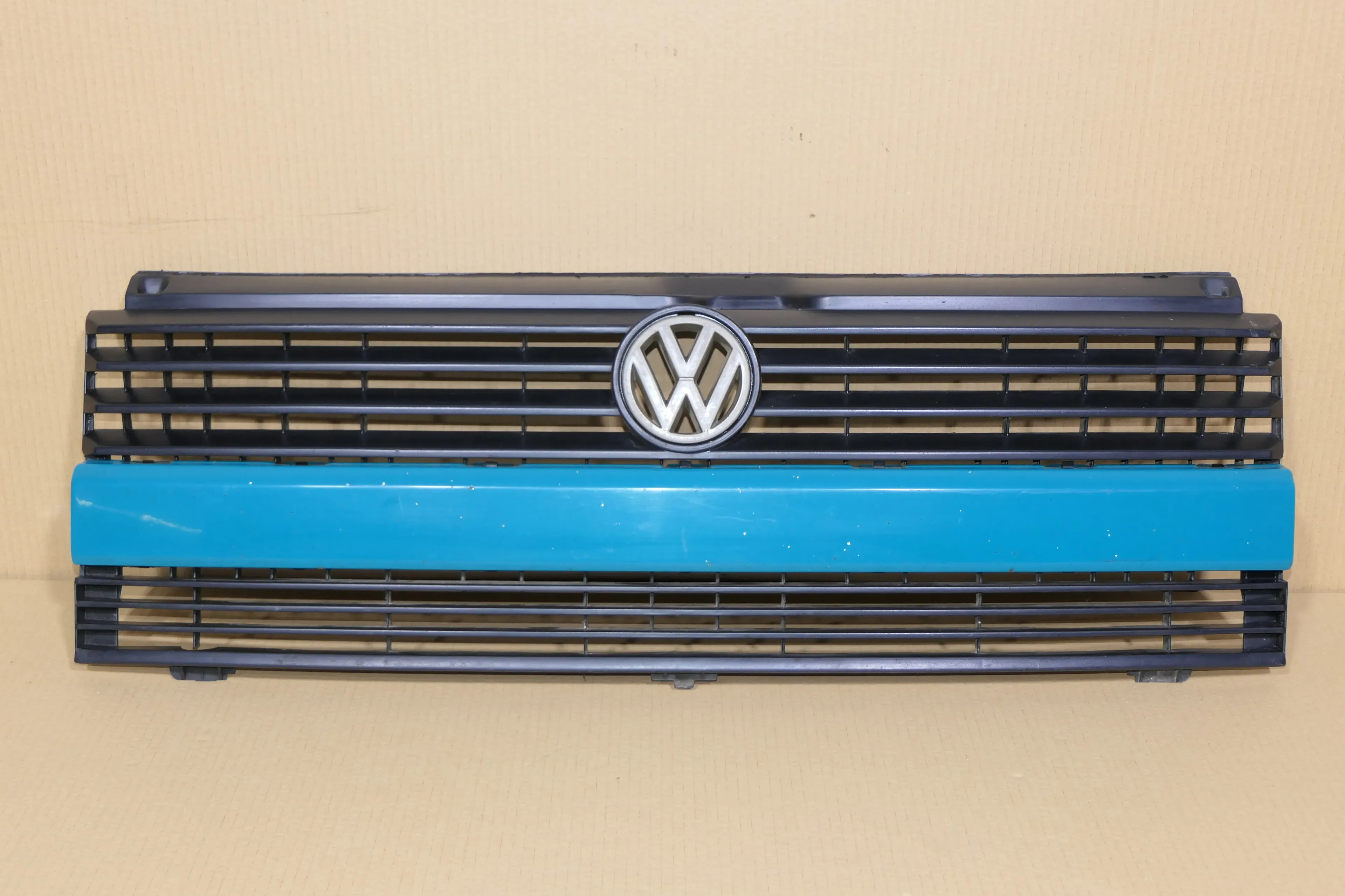 VW T4 kurze Version Grill Kühlergrill VW Zeichen Logo grün türkis blau 701853653 - Bild 1