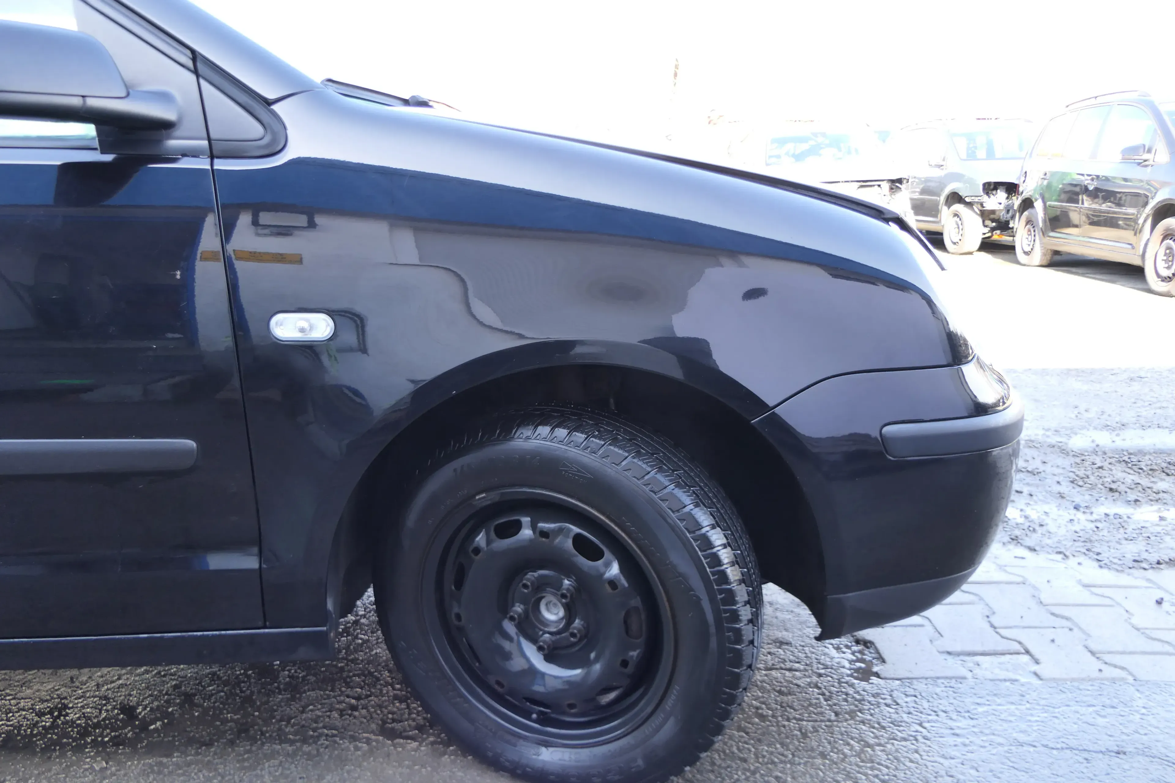 VW Polo 9N Kotflügel vorne rechts schwarz L041 bis ca.Bj.2004 - Bild 1