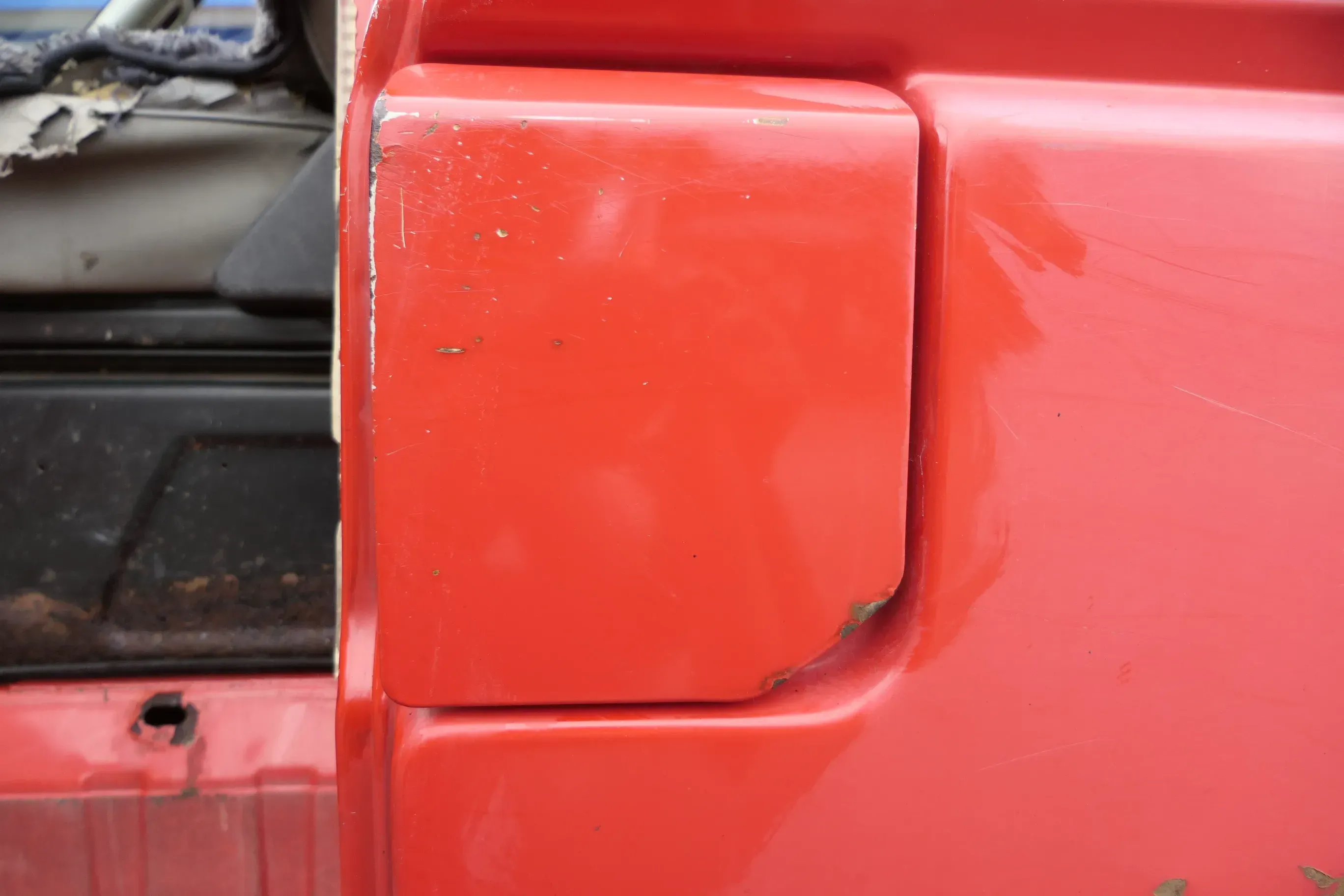 VW T4 Tankdeckel Tankklappe Tank Deckel Klappe rot - Bild 1