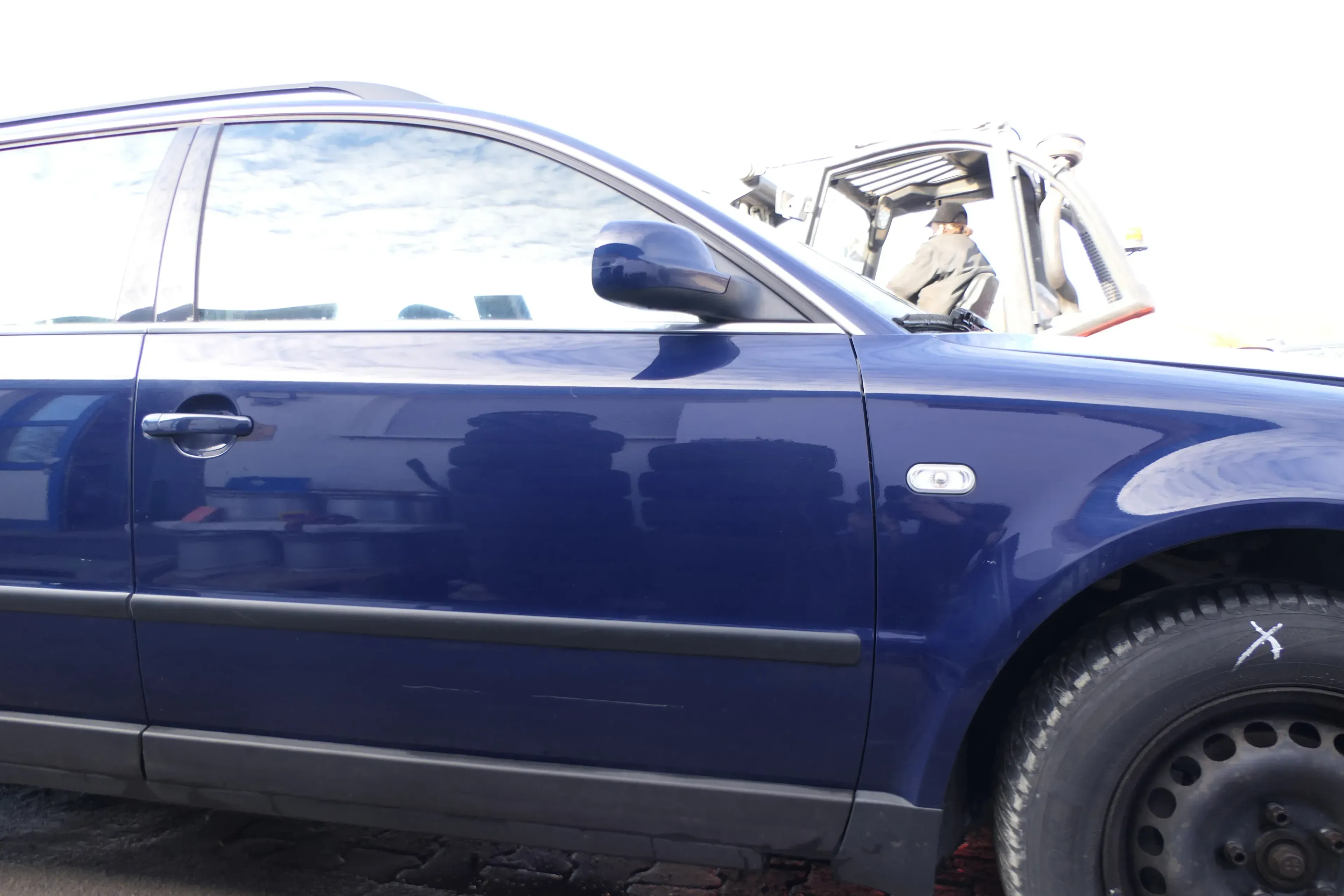VW Passat 3B 3BG Kombi + Limo Tür vorne rechts Beifahrertür blau LA5E - Bild 1