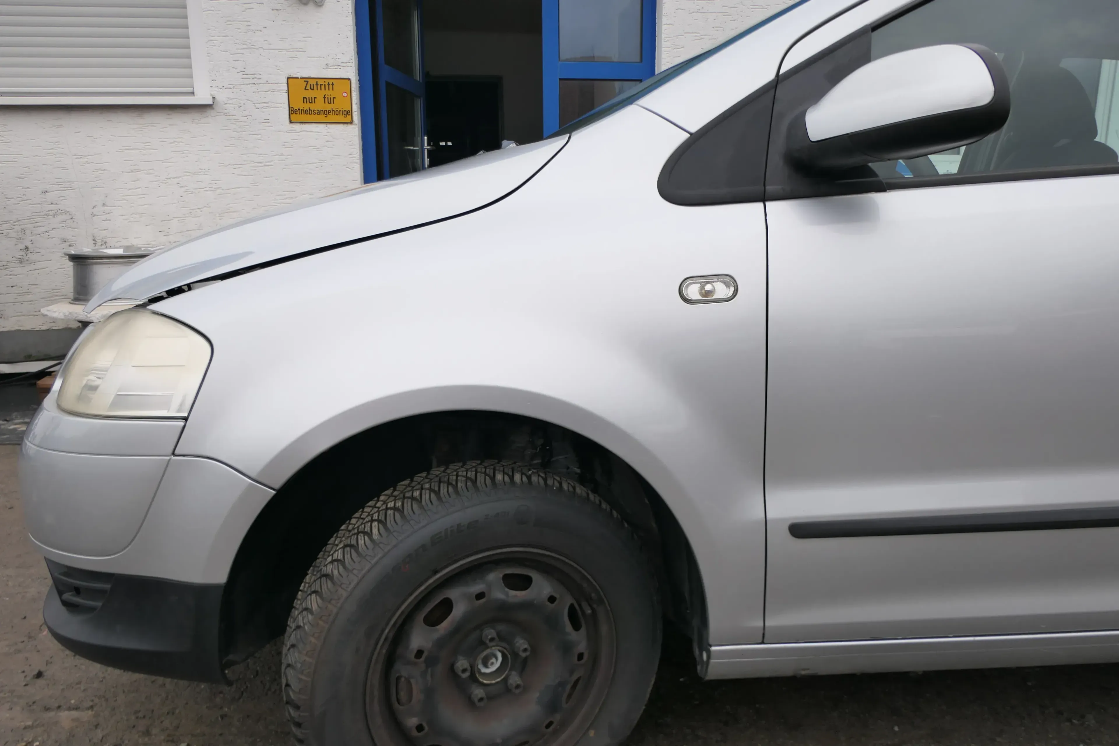 VW Fox Kotflügel vorne links silber LA7W - Bild 1