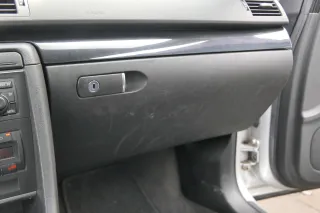 Audi A4 8E B7 Handschuhfach Griff für Handschuhfachdeckel Deckel Klappe schwarz - Bild 1