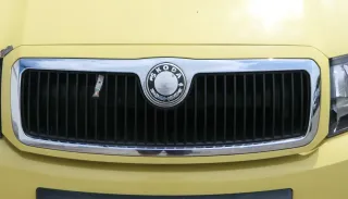Fabia 6Y Zeichen Kühlergrill Grill Gitter 6Y0853668 gelb LF1R Logo - Bild 1