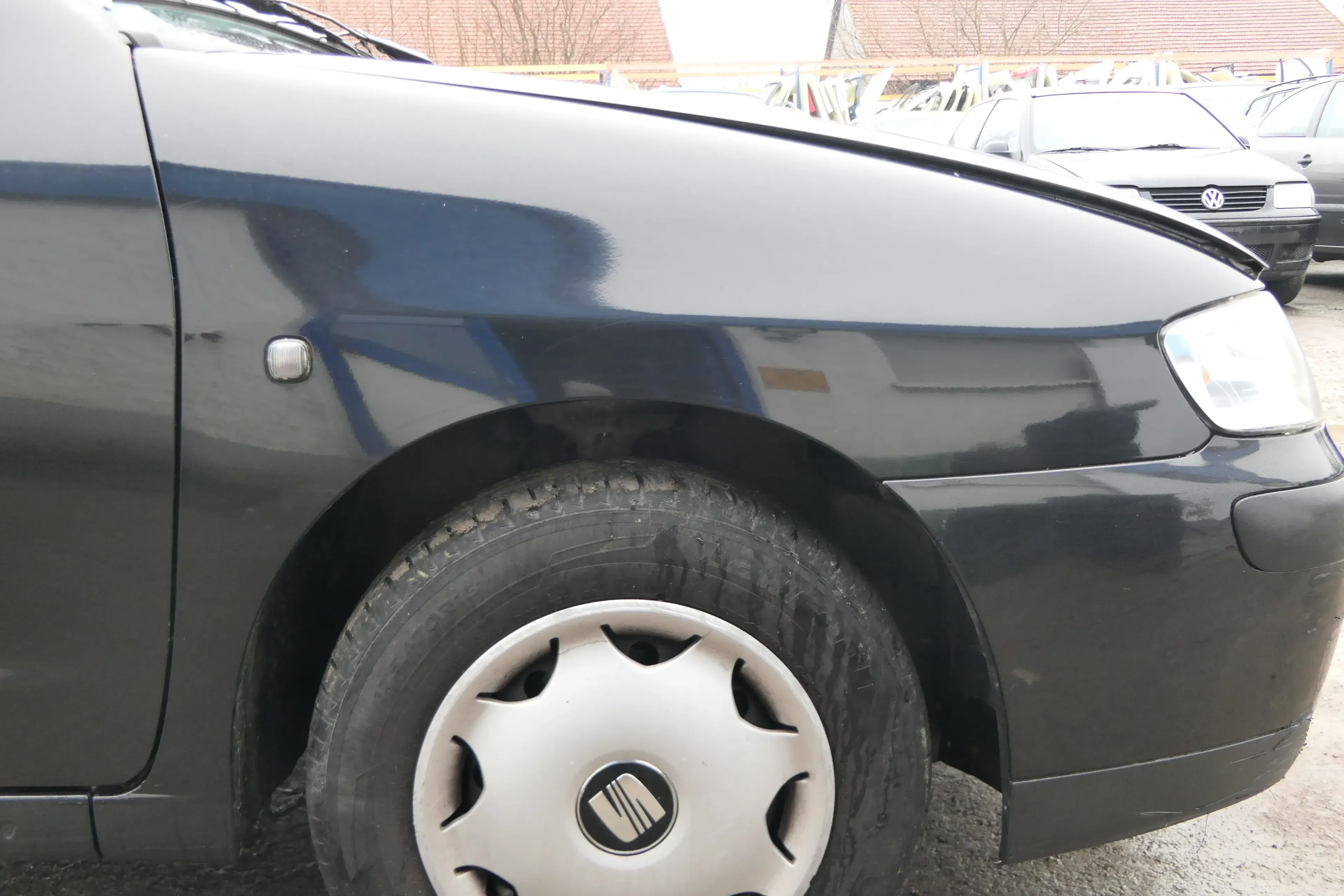 Seat Ibiza 6K Vario Kotflügel vorne rechts schwarz LA9Y Facelift 1999-2002 - Bild 1