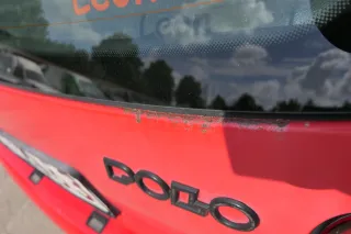 VW Polo 6N Heckklappe Klappe hinten Kofferraumklappe mit Scheibe rot LP3G - Bild 8
