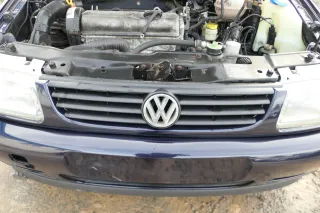 VW Polo 6N Kühlergrill Grillleiste blau LC5H vorne Leiste Grill VW Zeichen - Bild 1