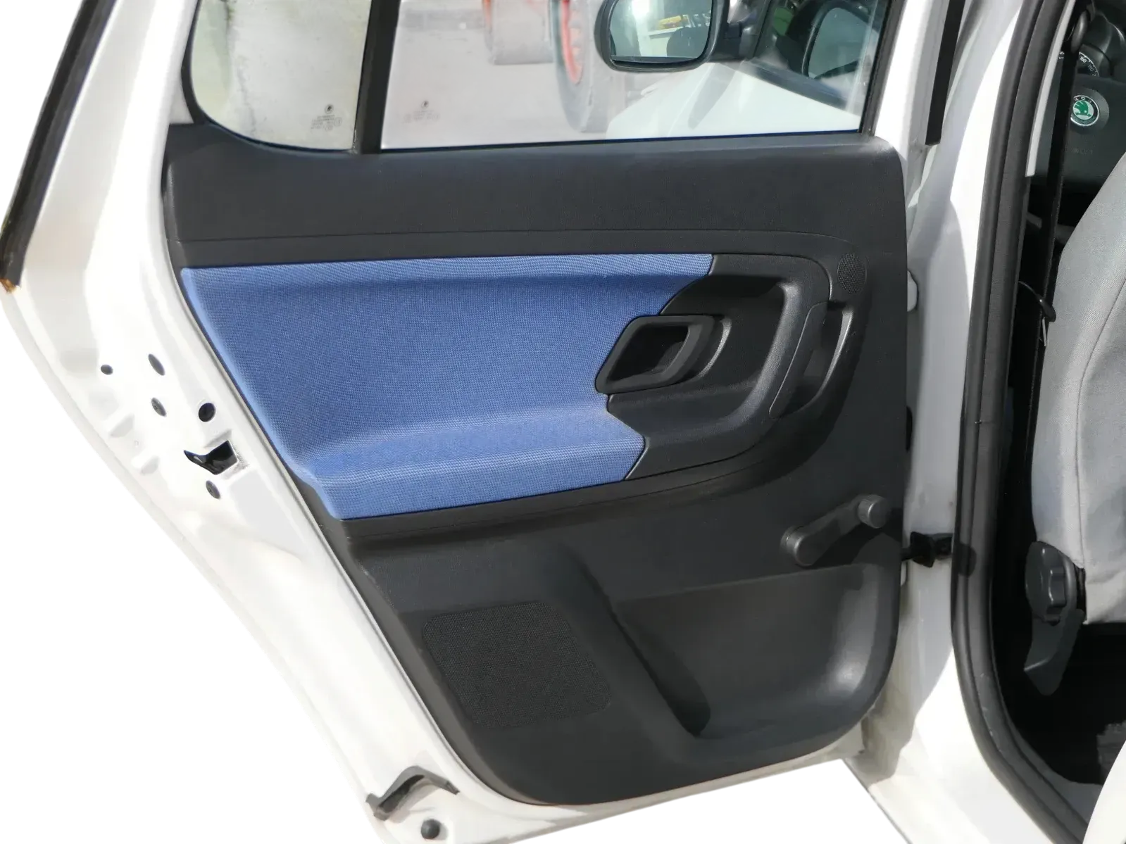 1x Fabia 5J Stufenheck Türverkleidung Verkleidung Tür hinten links Griff blau - Bild 1