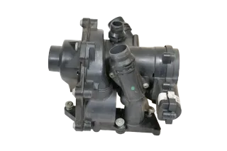 VW Golf Passat Kühlmittelregler Wasserpumpe Pumpe Gehäuse 06L121111E - Bild 1