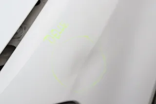 VW Fox Kotflügel vorne links weiß LB9A - Delle - Bild 4