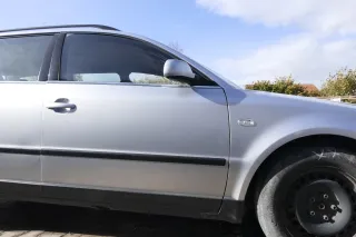 VW Passat 3B 3BG Kombi + Limo Tür vorne rechts Beifahrertür grau silber LA7W - Bild 1