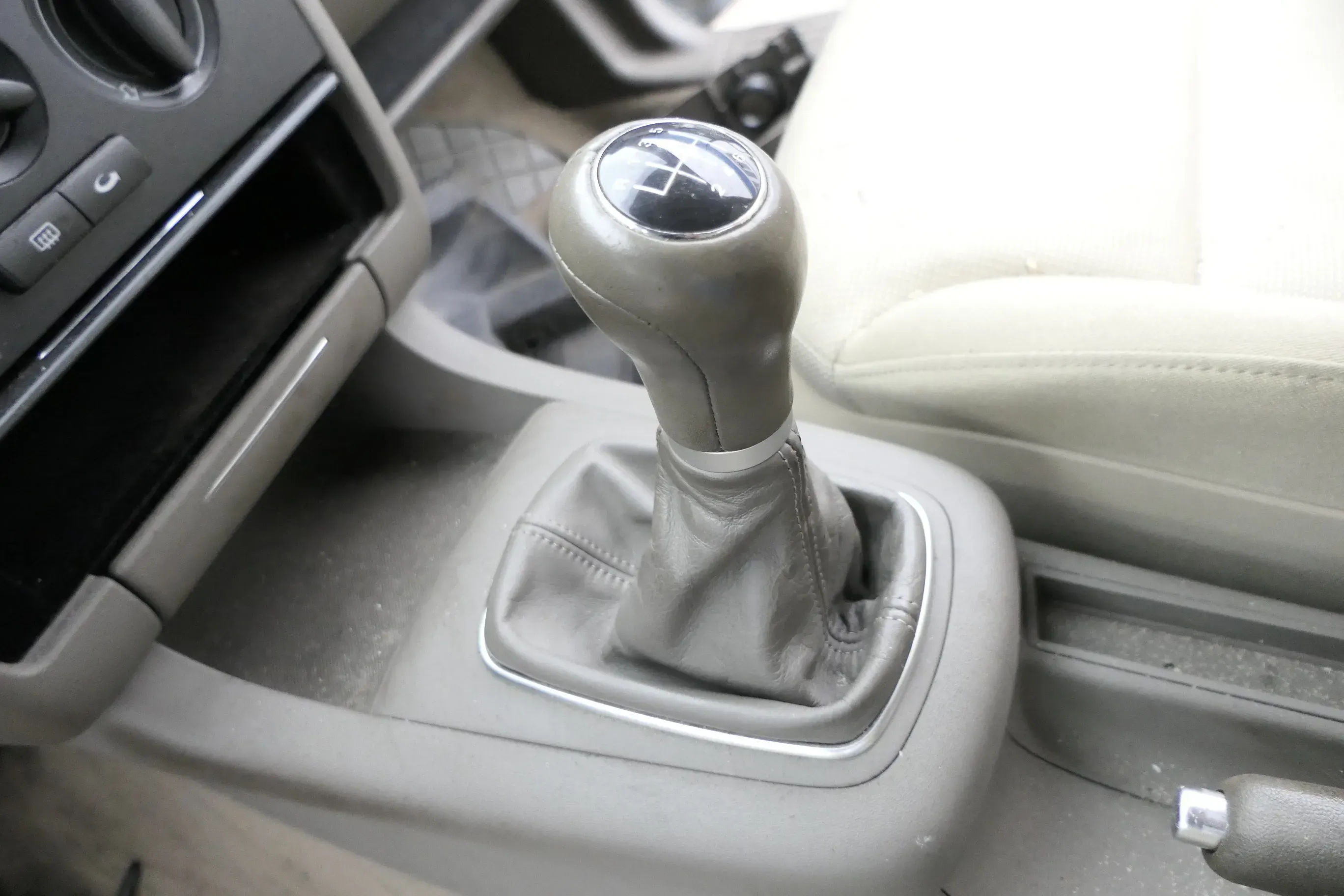 Audi A3 8L Schaltknauf Schalthebel Schalthebelgriff Leder 6-Gang beige jive - Bild 1