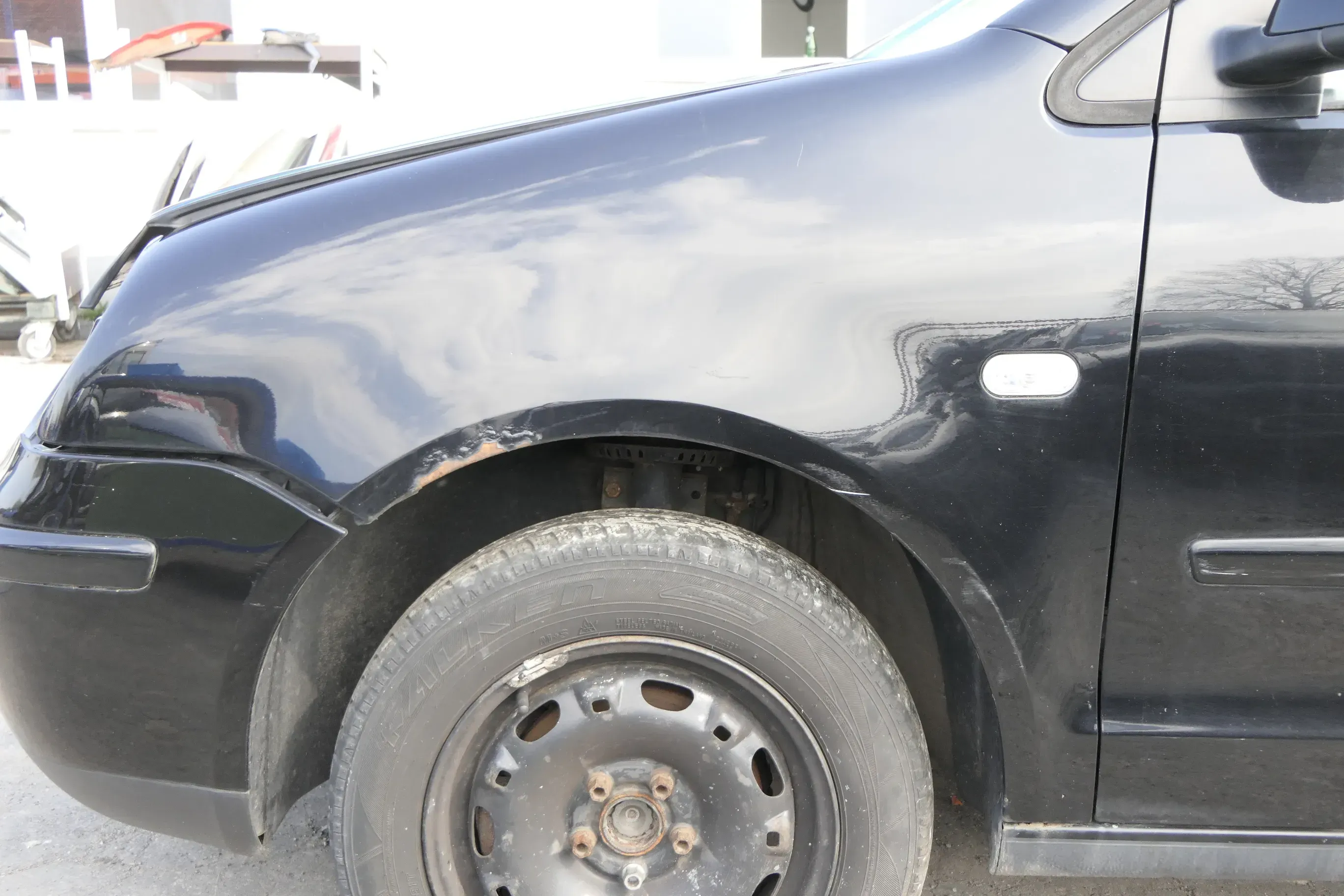 VW Polo 9N Kotflügel vorne links schwarz L041 bis ca.Bj.2004 - Rost - Bild 1