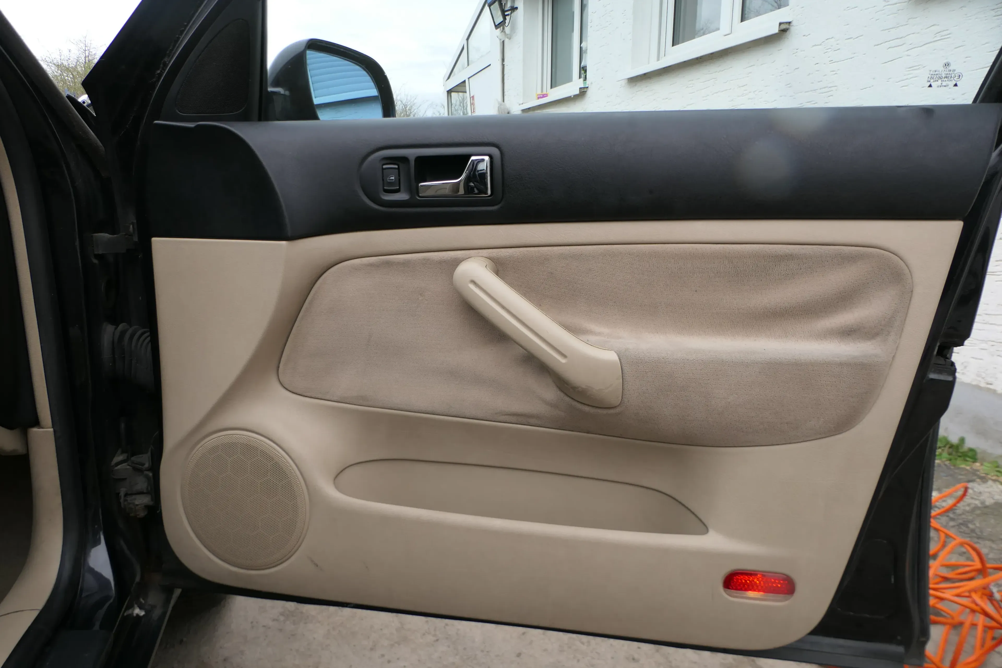1x Golf 4 Bora Türverkleidung Verkleidung Tür vorne rechts 4/5-Türer hellbeige - Bild 1