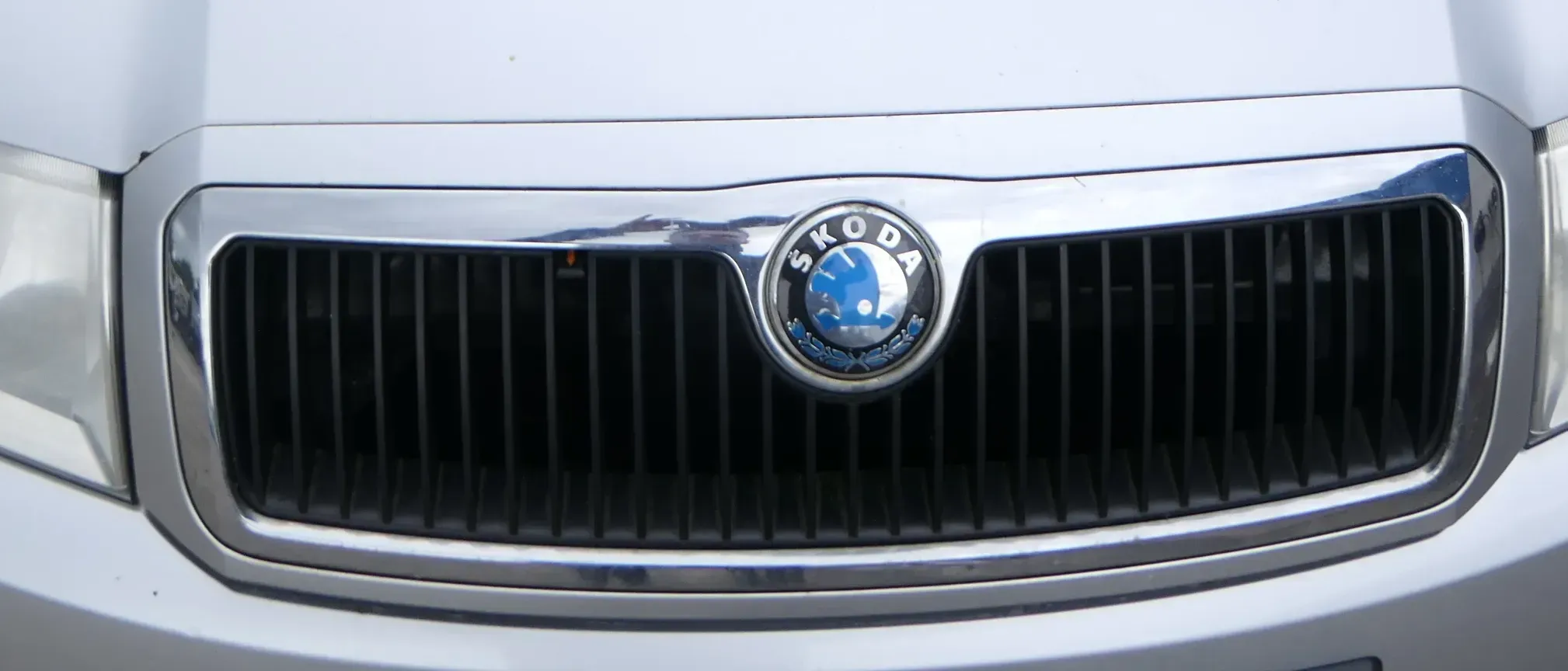 Fabia 6Y Zeichen Kühlergrill Grill Gitter 6Y0853668 silber grau LF7T Logo - Bild 1