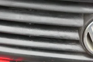 VW Polo 6N Kühlergrill Grillleiste vorne Leiste Grill schwarz / rot - Bild 3