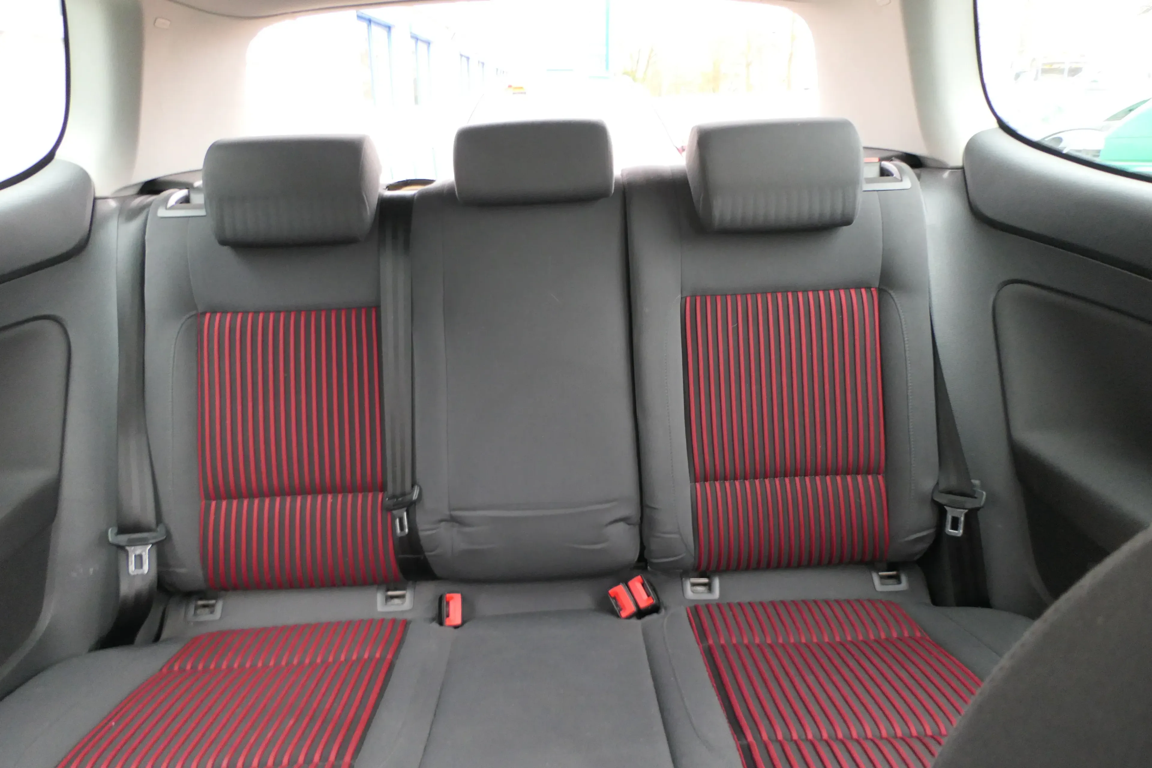 VW Golf 5 V Sitz Sitze hinten Rückbank Rücksitzbank 3 Punkt Lehne rot - Bild 1