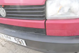 VW T4 kurze Version Grill Kühlergrill VW Zeichen Logo rot LK3A 701853653 - Bild 3