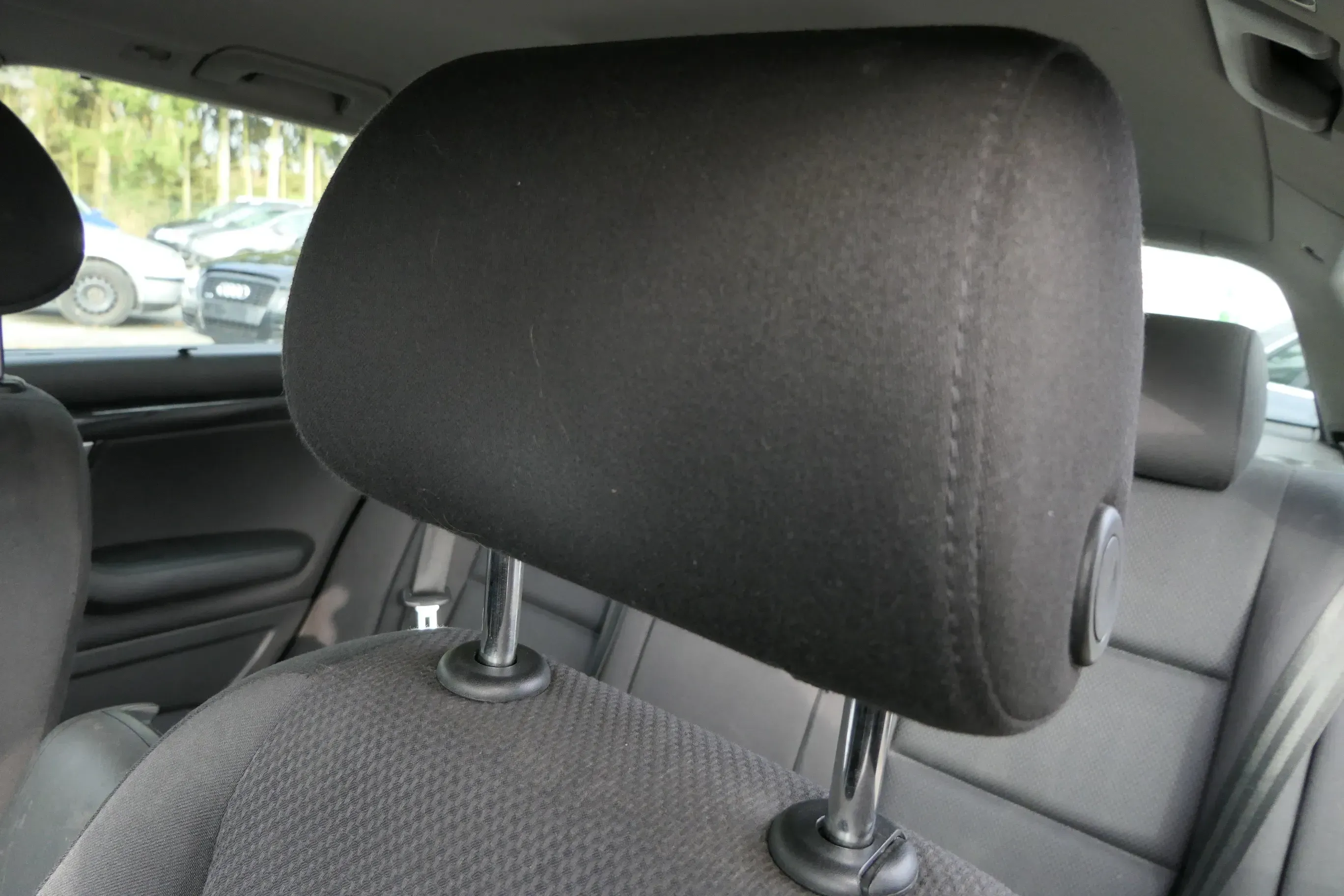 Audi A4 B6 8E Kopfstütze vorne links schwarz / soul vorn 8E0881901 - Bild 1