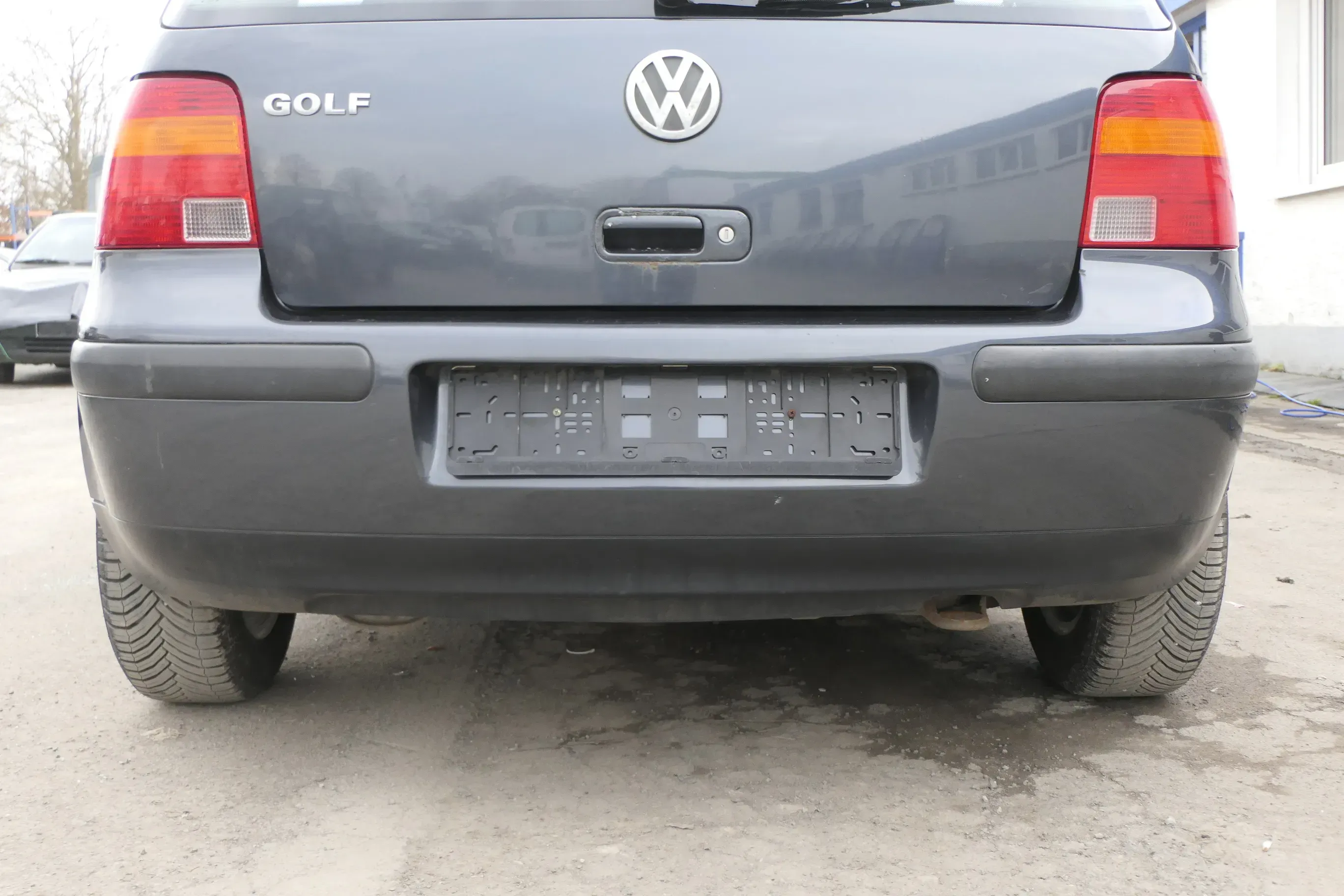 VW Golf 4 Limousine Stoßstange hinten Heckstoßstange Stoßfänger blau grau LC7V - Bild 1