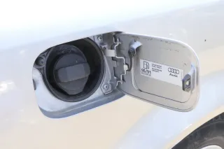 Audi A4 8E B6 Tankdeckel Tankklappe Tank Deckel Klappe Silber LY7Q - Bild 2