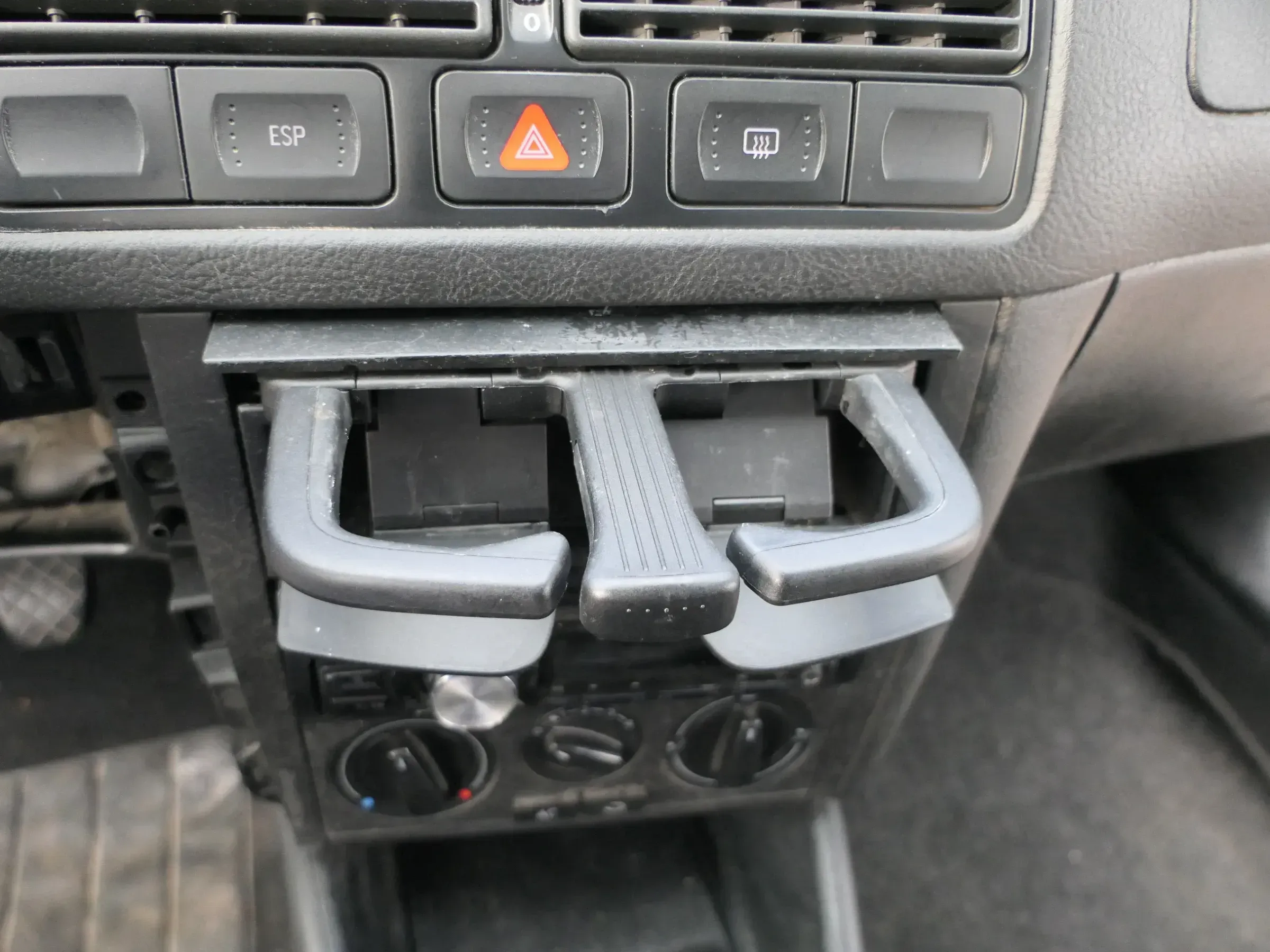 VW Golf 4 Bora Becherhalter Getränkehalter Dosenhalter Halter Getränke Dosen - Bild 1