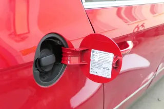VW Passat 3C Limousine Tankdeckel Klappe Tankklappe Deckel Tank rot LY3D - Bild 1