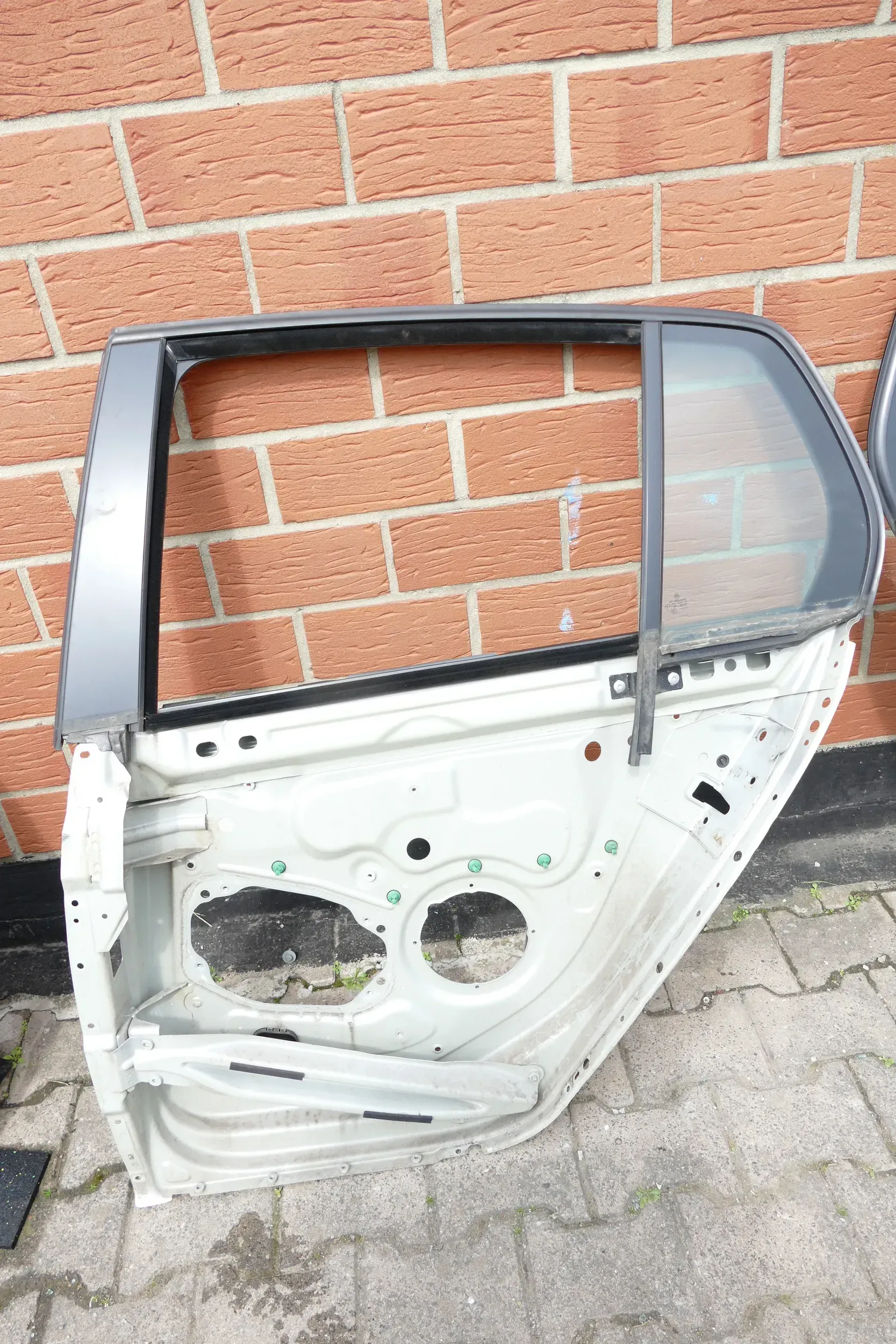 VW Golf 5 V 1K Rahmen Türrahmen hinten links Scheibe 4/5-Türer silber LA7W - Bild 1