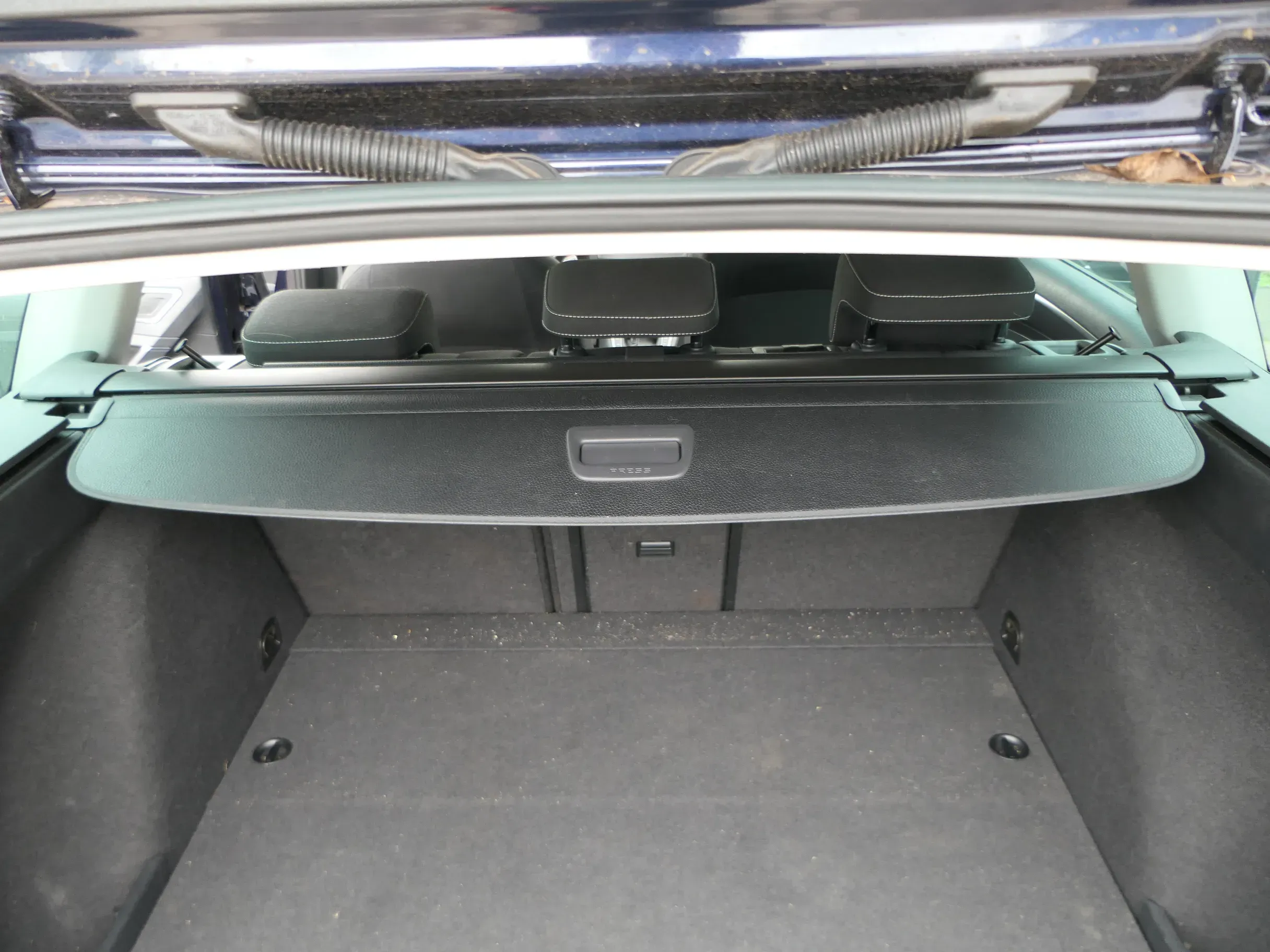 VW Golf 7 Kombi Variant Laderaumabdeckung Rollo Kofferraum schwarz 5G9867871G - Bild 1