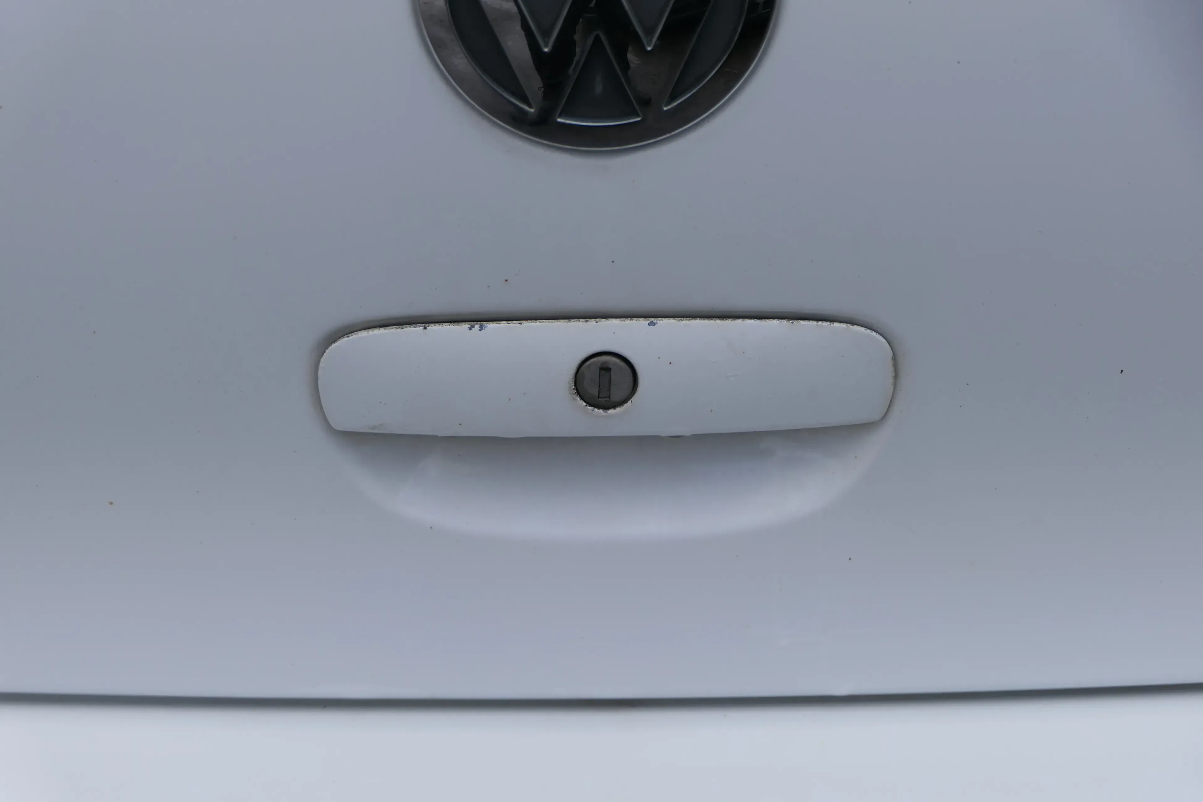 VW Polo 9N 9N3 Griff Heckkklappe Heckklappengriff weiß LB9A - Bild 1
