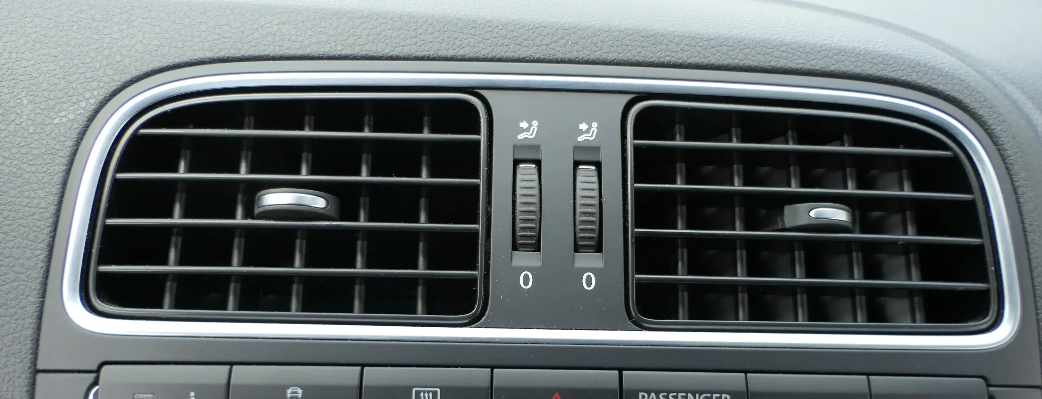VW Polo 6R Lüftungsdüse Düse Lüftung vorne in der Mitte - schwarz Chrom Luft - Bild 1