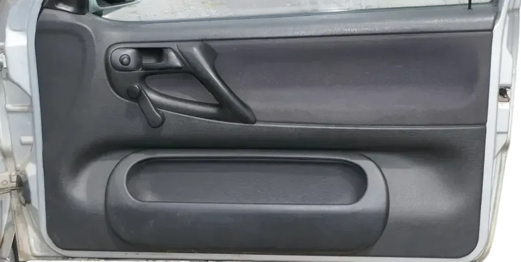 1x Polo 6N Türverkleidung Verkleidung Tür vorne rechts 2/3-Türer schwarz Griff - Bild 1