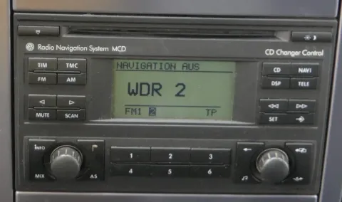 VW Passat 3B 3BG Golf 4 Navi Navigationssystem CD 1J0035191A BNO 881 m Code MCD