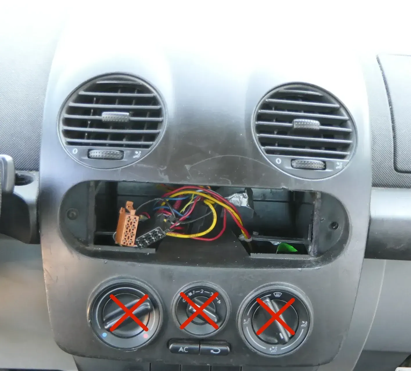 VW New Beetle Mittelkonsole Verkleidung um Radio schwarz Lüftungsdüse Luftdüse - Bild 1