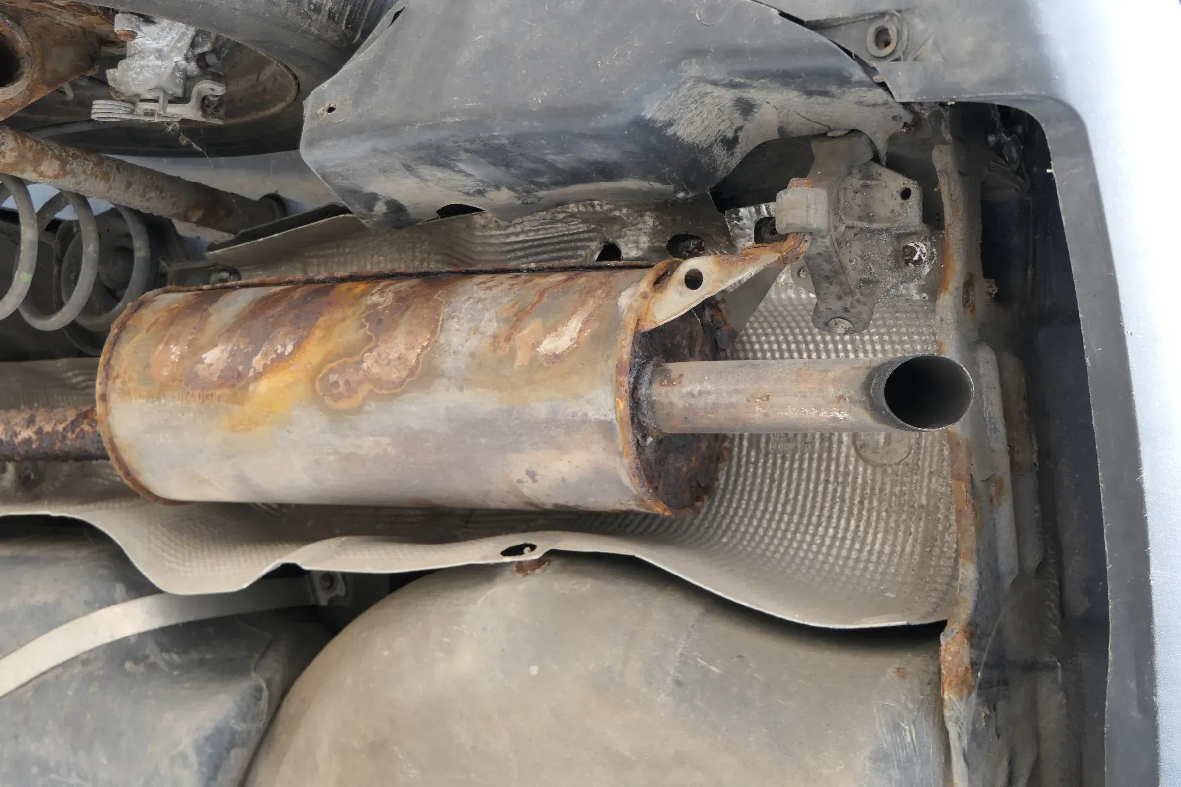 Passat 3B 3BG Auspuff Endschalldämpfer Endtopf hinten 1,6 ALZ 75kw - Bild 1