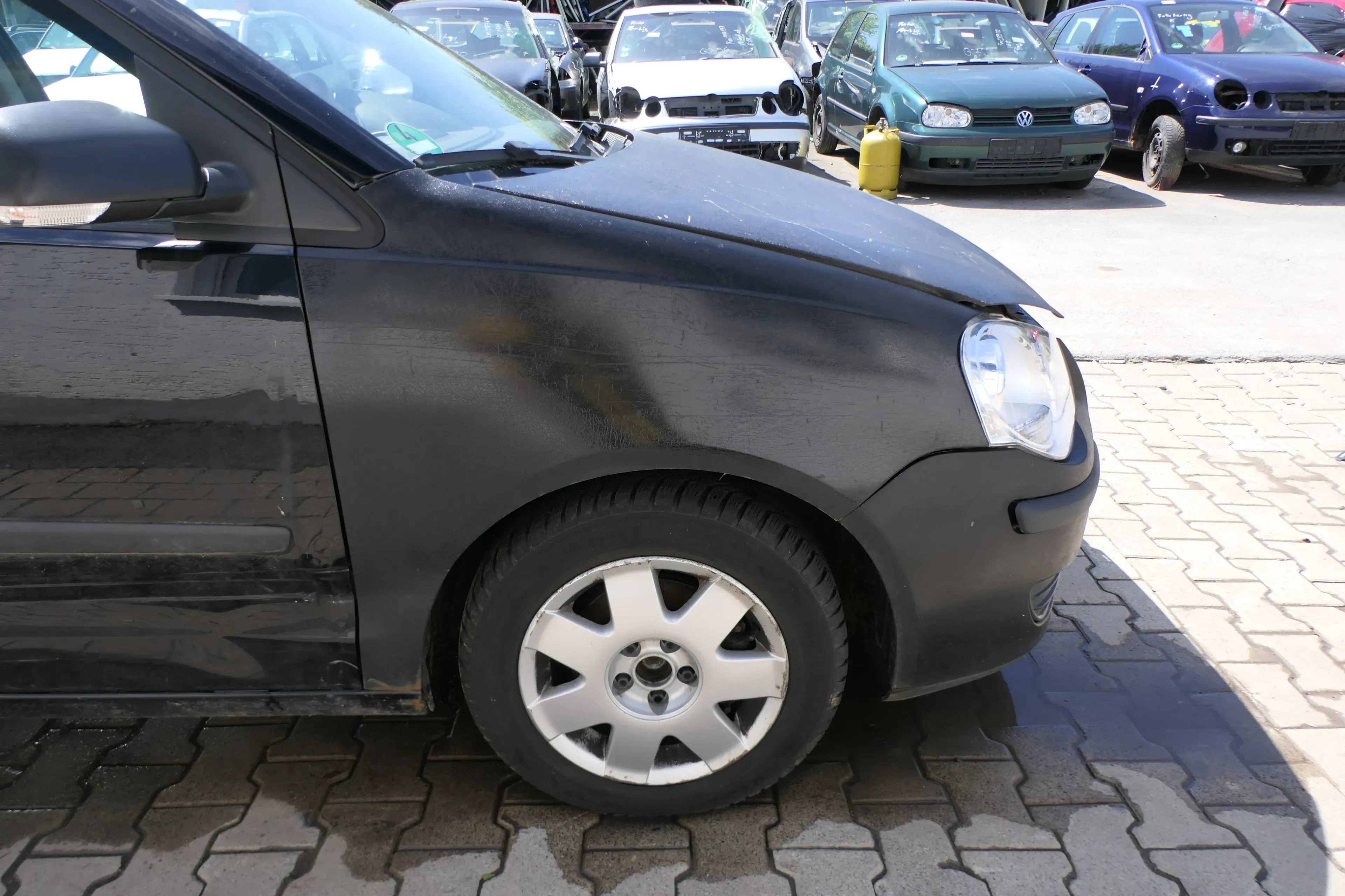 VW Polo 9N3 Kotflügel vorne rechts schwarz matt - Bild 1