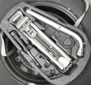 Golf Passat Bordwerkzeug Pannenset Wagenheber für Ersatzrad Notrad Schlüssel  d - Bild 1