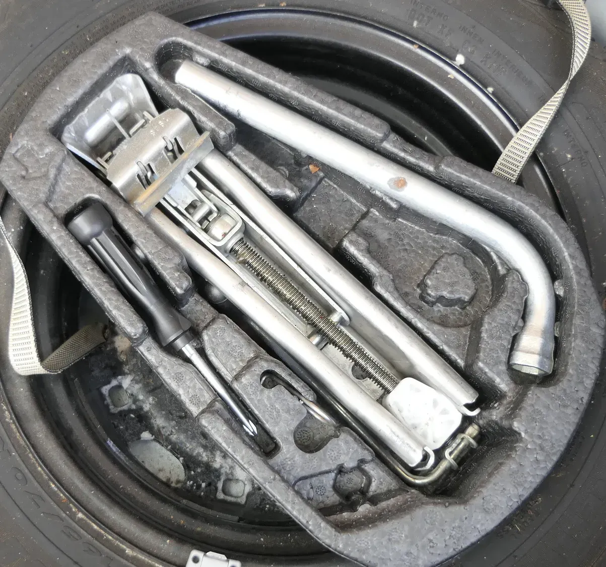 Golf Passat Bordwerkzeug Pannenset Wagenheber für Ersatzrad Notrad Schlüssel  d - Bild 1