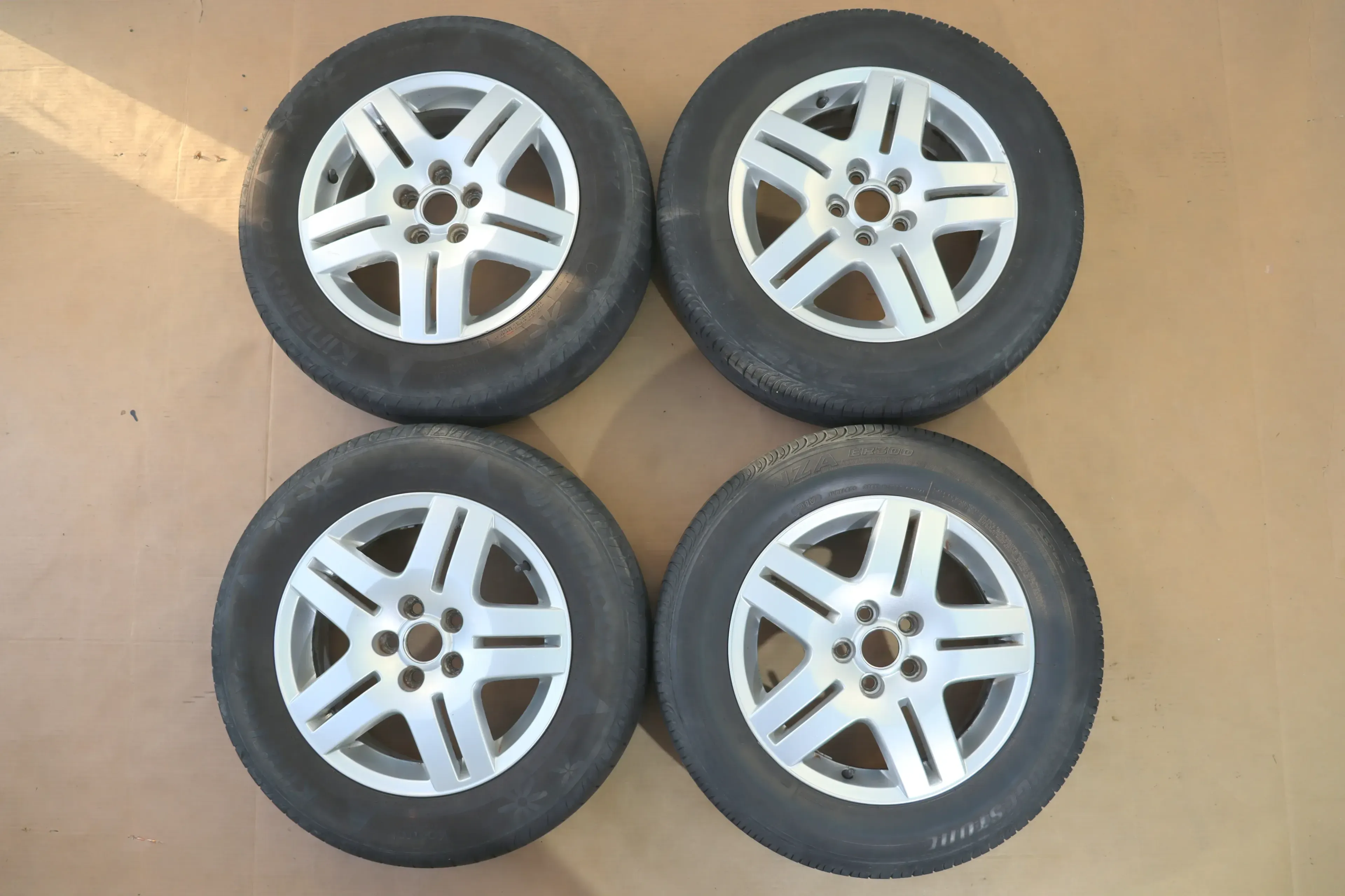 VW Golf 4 Bora Beetle Alufelgen Felgen 195/65 R15 Sommerreifen 1J0601025Q 2-4mm - Bild 1