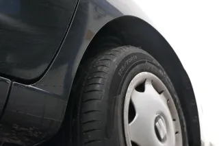 Seat Ibiza 6K Vario Kotflügel vorne rechts schwarz LA9Y Facelift 1999-2002 - Bild 2