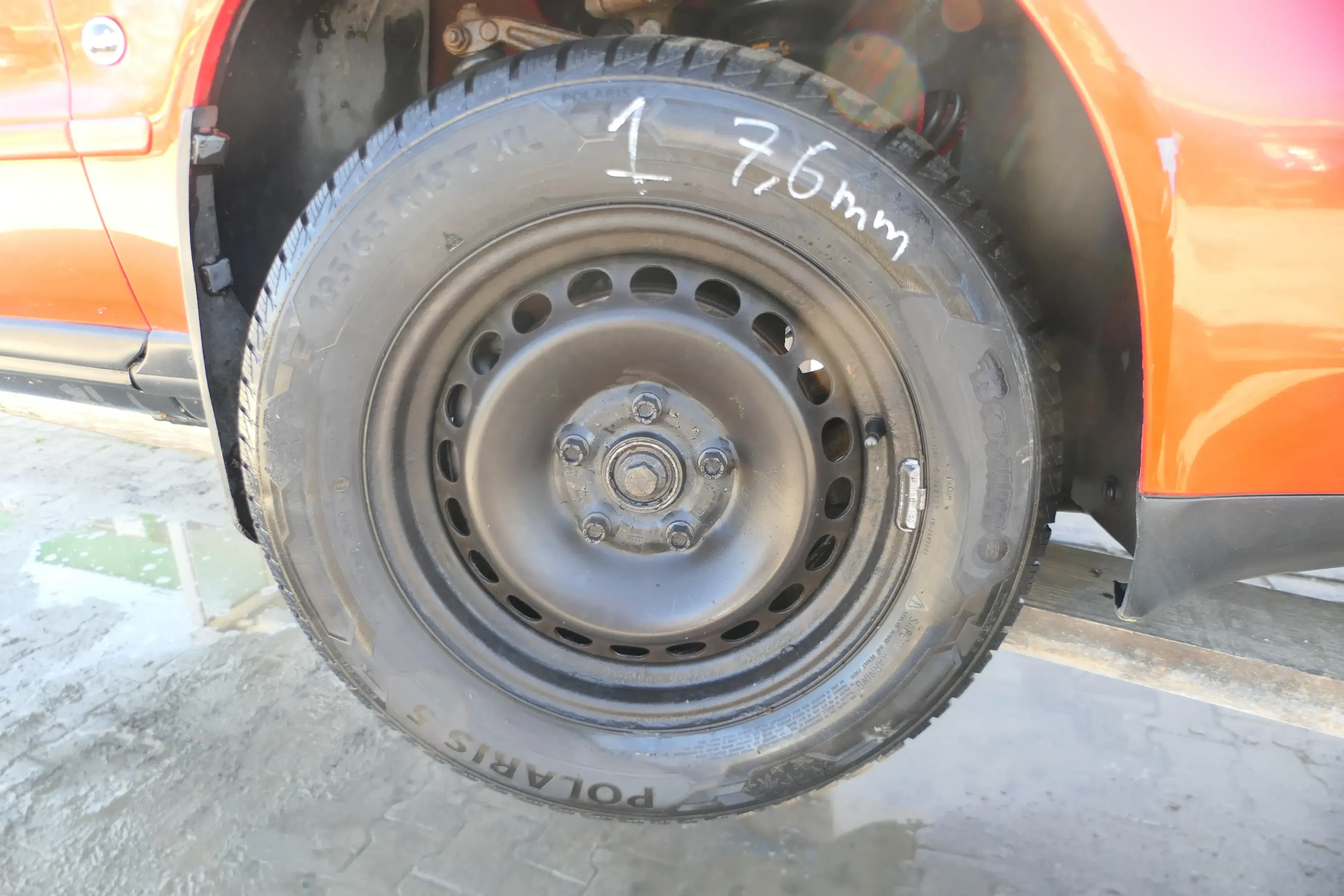 4X A4 B5 A6 4B Passat 3BG Felgen Reifen Winterreifen M+S 195/65 R15 91T 6-7mm - Bild 1