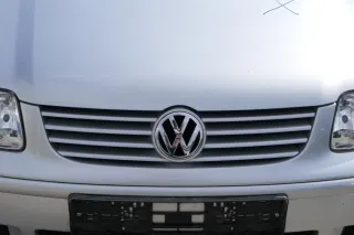 VW Polo 6N2 VW Zeichen Emblem Kühlergrill Grill silber LA7W - Bild 1