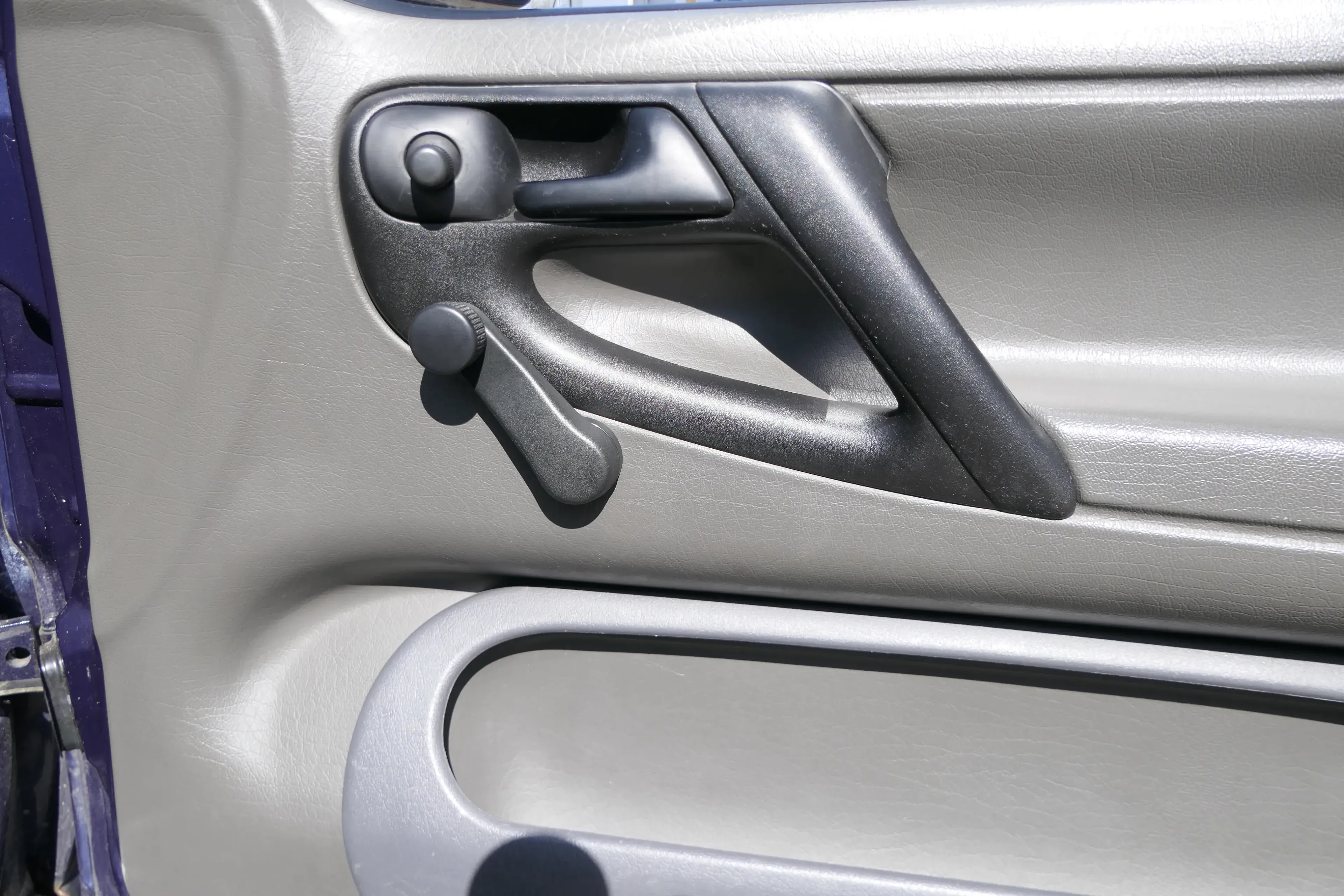 VW Polo 6N Türverkleidung Verkleidung Tür vorne rechts 2/3-Türer grau i - Bild 1