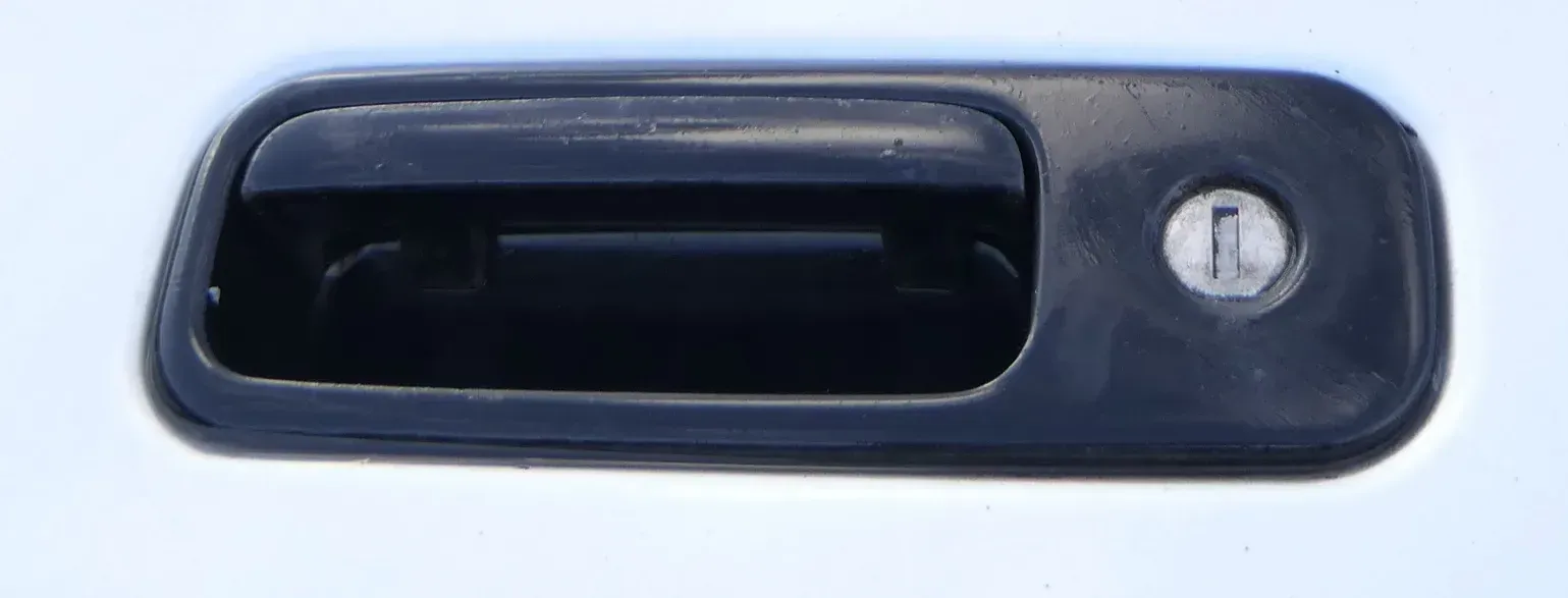 VW Caddy 2K Griff Heckklappe Heckklappengriff original Öffner schwarz - Bild 1