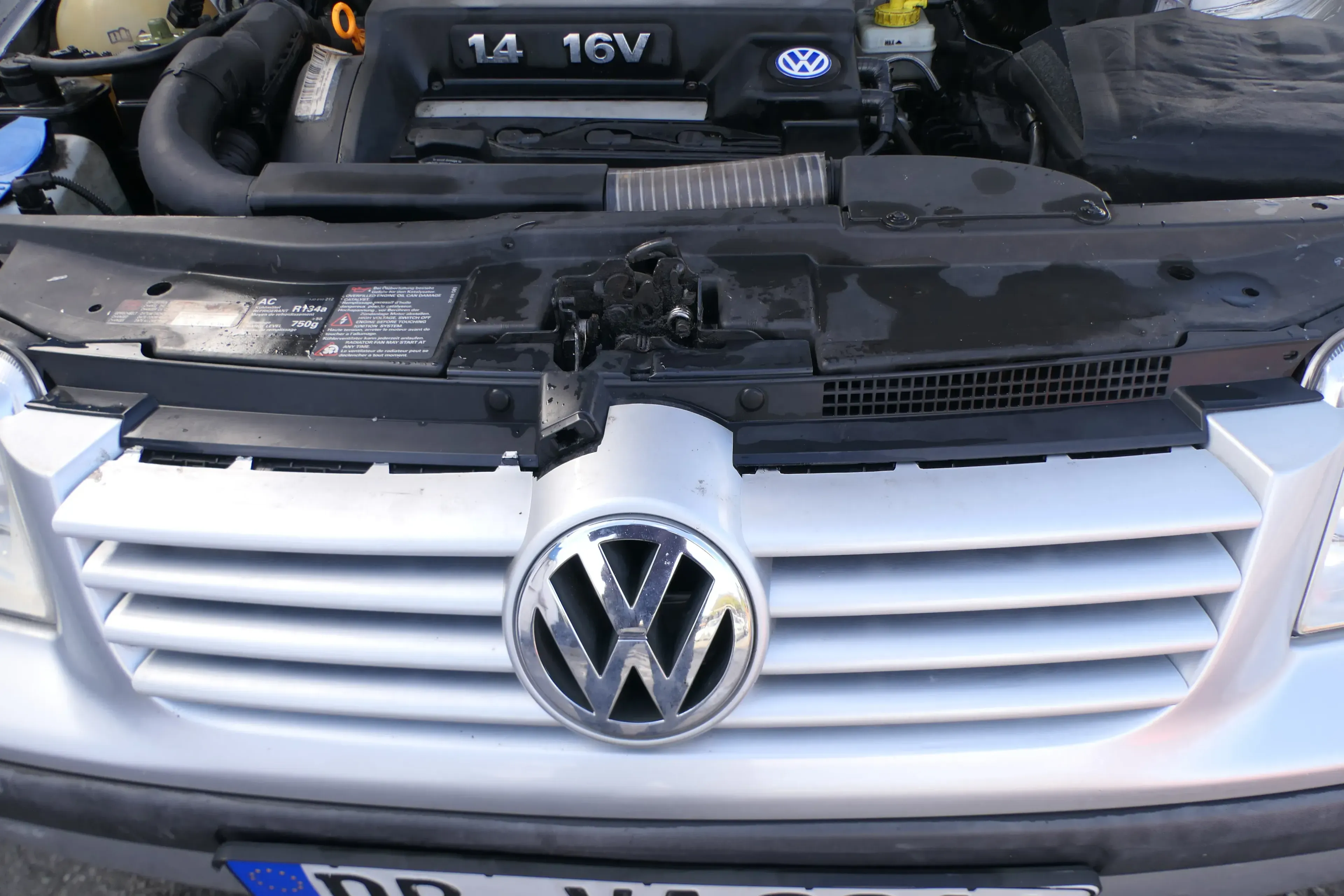 VW Bora Grill Kühlergrill VW Zeichen Logo silber grau LA7W - Bild 1